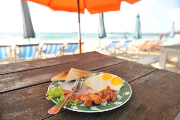 Desayuno americano sobre fondo de playa —  Fotos de Stock