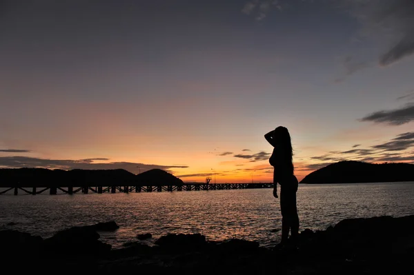 Mulher na praia no crepúsculo — Fotografia de Stock