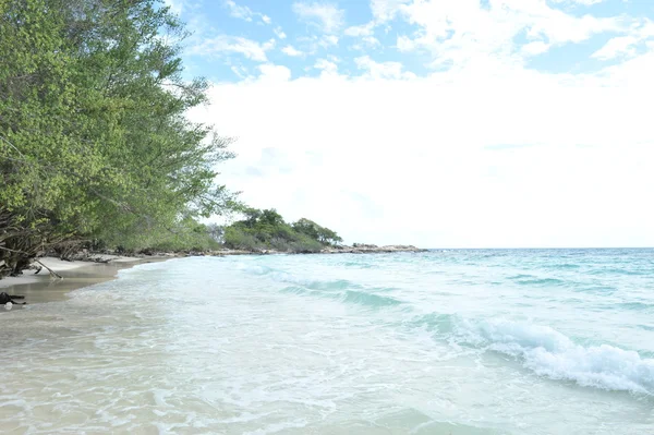 Вид на море ao-phai kohsamed районг Таиланд — стоковое фото