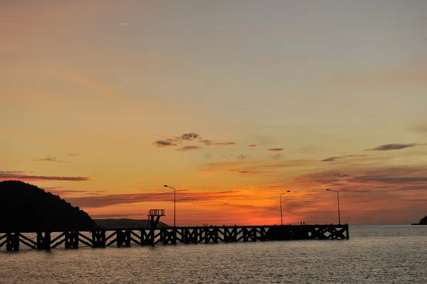 Auringonlasku rannalla — kuvapankkivalokuva