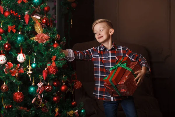 Niño Para Cerca Del Árbol Navidad Tiene Grandes Regalos Año — Foto de Stock