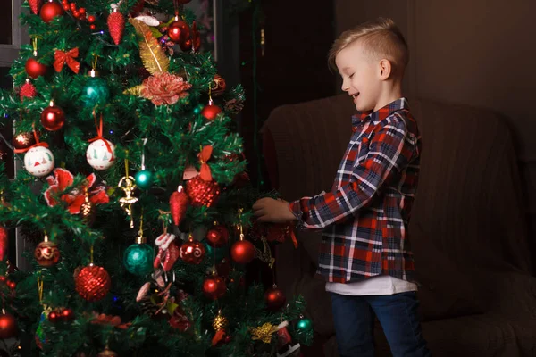 Niño Para Cerca Del Árbol Navidad Tiene Grandes Regalos Año — Foto de Stock