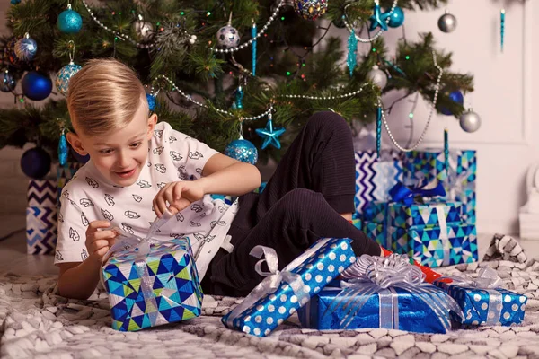 Lindo Niño Está Sentado Con Regalo Cerca Del Árbol Navidad — Foto de Stock