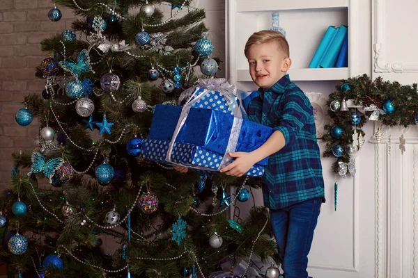 Niño Para Cerca Del Árbol Navidad Tiene Grandes Regalos Año — Foto de Stock