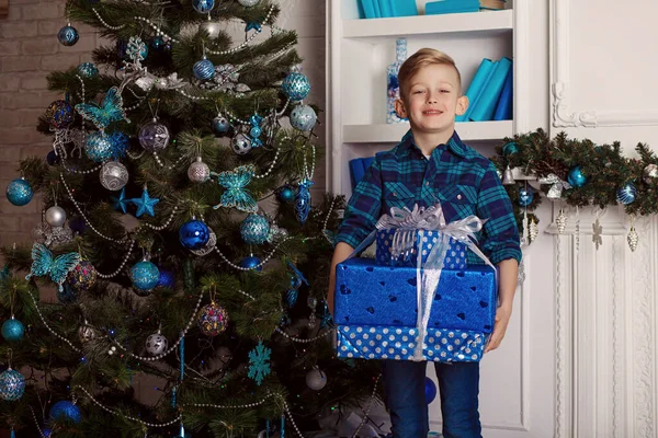 Niño Para Cerca Del Árbol Navidad Tiene Grandes Regalos Año — Foto de Stock