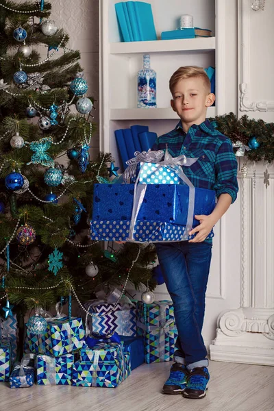 Niño Para Cerca Del Árbol Navidad Tiene Grandes Regalos Año — Foto de Stock