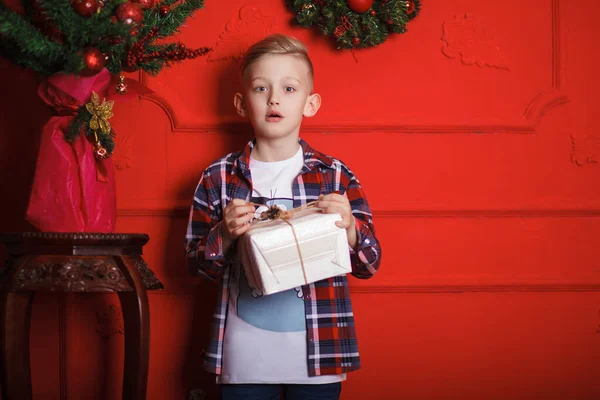 Hermoso Niño Una Camisa Cuadros Con Regalo Sus Manos Encuentra — Foto de Stock