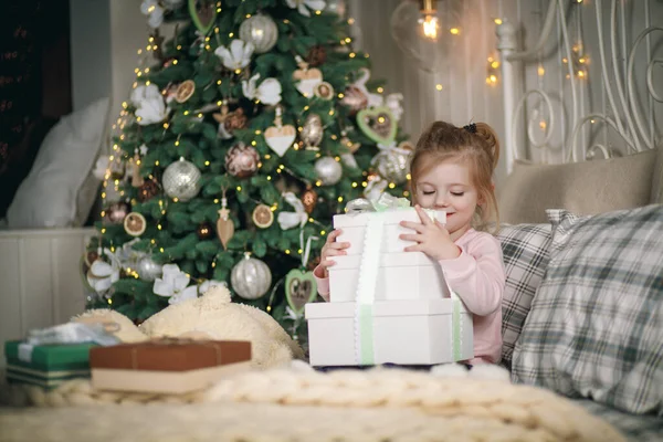 Feliz Navidad Felices Fiestas Pequeña Chica Hermosa Con Sus Regalos — Foto de Stock