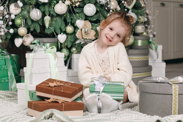 Feliz Navidad Felices Fiestas Hermosa Niña Vestido Con Regalo Mano — Foto de Stock