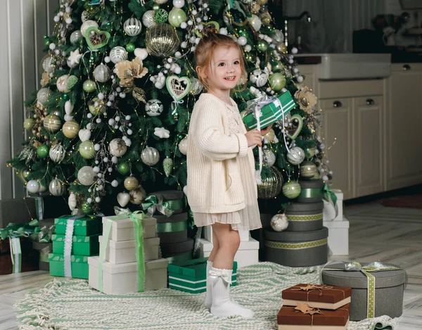 Feliz Navidad Felices Fiestas Hermosa Niña Vestido Con Regalo Mano — Foto de Stock