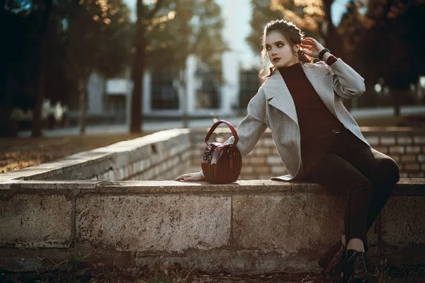 Giovane Bella Ragazza Alla Moda Lungo Cappotto Grigio Jeans Neri — Foto Stock