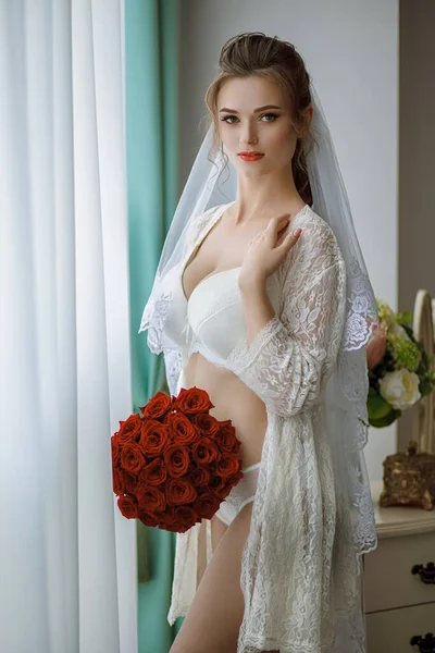 Beautiful Girl White Veil Her Head Bouquet Red Roses Stands — Stock Photo, Image