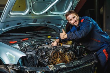 Araba servisi ve bakım yapan tanınmayan tamircinin ellerini kapat. Araba motorunda çalışan tamirci. Otomobil tamiri, servis merkezi. Araba servis merkezinde ingiliz anahtarı çalışan ve araba tamir eden bir tamirci..