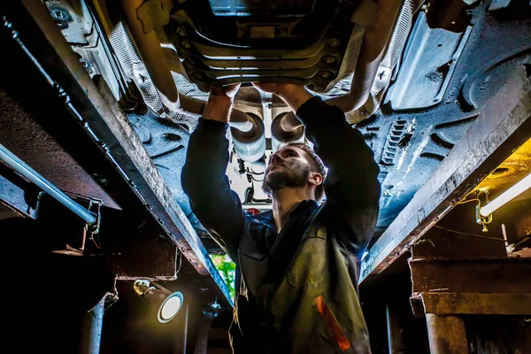 Knappe Monteur Uniform Werken Auto Service Met Opgeheven Voertuig Auto — Stockfoto