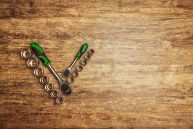 Vidaları, cıvataları ve fındıkları gevşetmek için bir grup alet kafası. Cırcırlı tornavida. Ahşap arka planda farklı çalışma araçları. Üst Manzara. El aleti. Alet edevat erkek işyeri arka plan dokusu koyu ahşap. Uzayı kopyala Metin için boşluk.