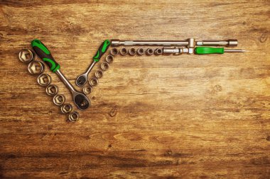 Vidaları, cıvataları ve fındıkları gevşetmek için bir grup alet kafası. Cırcırlı tornavida. Ahşap arka planda farklı çalışma araçları. Üst Manzara. El aleti. Alet edevat erkek işyeri arka plan dokusu koyu ahşap. Uzayı kopyala Metin için boşluk.