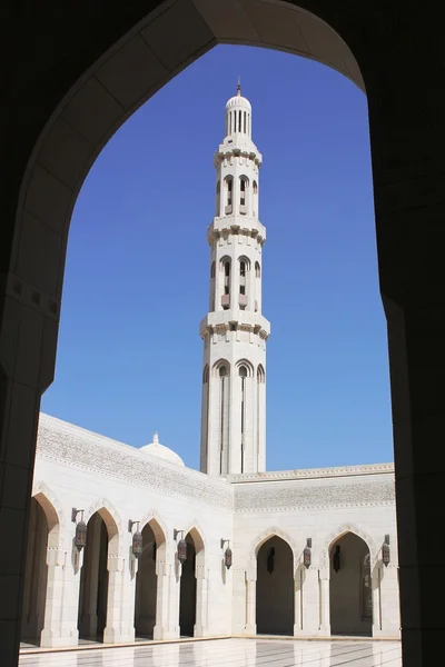 Sultan Qaboos Büyük Camii 'nde bir minare. 