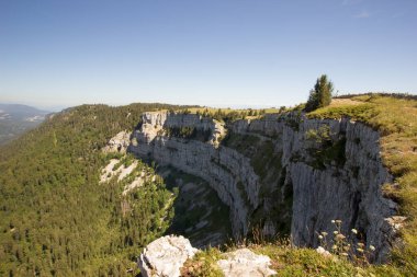 Creux du Van dağı mavi gökyüzünün altında