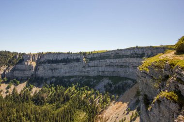 Ünlü Creux du Van, Neuchatel ve Vaud kantonu arasında.