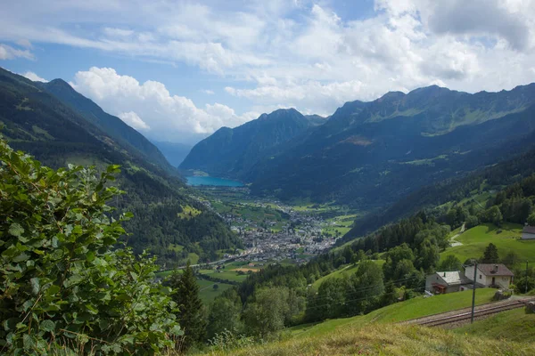 スイスの山にあるポシアヴォ村は ロイヤリティフリーのストック写真