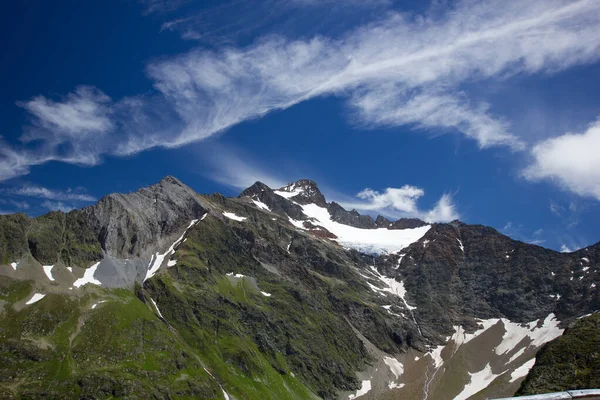 夏天高山上的全景经过Susten — 图库照片