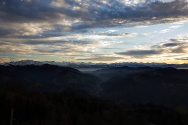Gün batımı, arka planda İsviçre Alpleri olan Hoernli dağından görüldü.