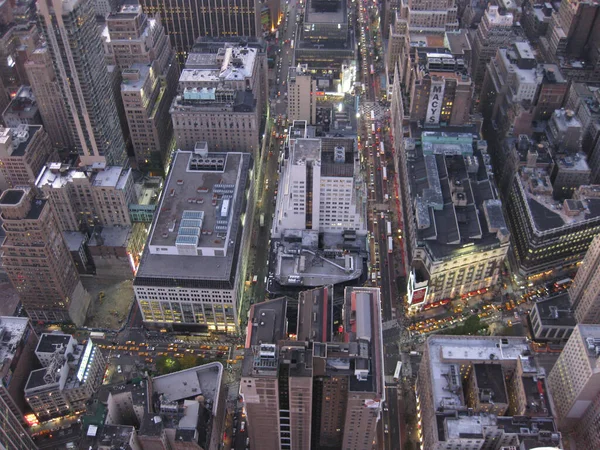 ニューヨークのマンハッタンを見渡す鳥の目通りに黄色のタクシーがたくさんあります — ストック写真