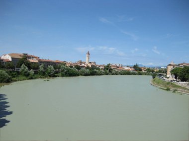 Adige Nehri İtalya 'nın Verona şehrinden akıyor.