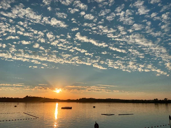 Ηλιοβασίλεμα Πάνω Από Λίμνη Του Παφεφικόν Σύννεφα Στον Ουρανό — Φωτογραφία Αρχείου