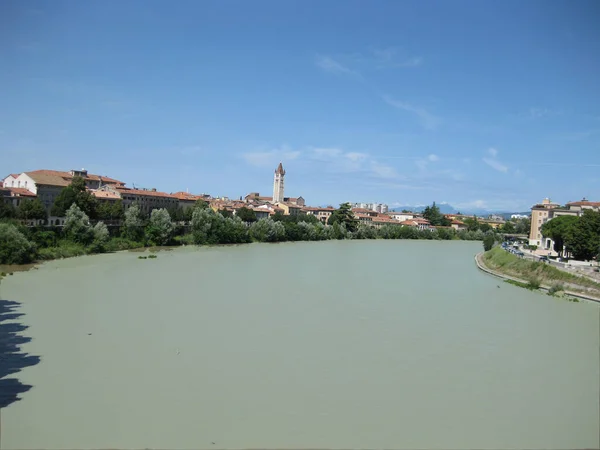 Rio Adige Que Flui Através Cidade Italiana Verona — Fotografia de Stock