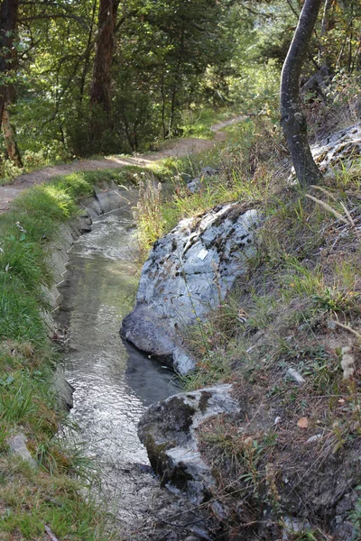 Παραδοσιακό Σύστημα Νερού Στα Βουνά Της Ελβετίας — Φωτογραφία Αρχείου