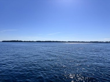 Ontoario Gölü bulutsuz güneşli bir günde