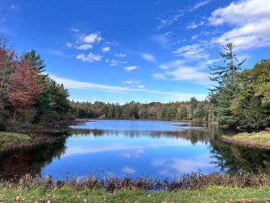 Kanada 'da bir yerlerde göl var.