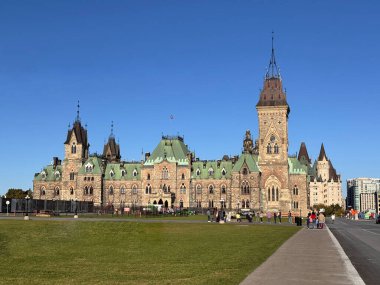 Kanada, Ottawa 'daki Parlamento Binası, sonbaharda güneşli bir günde