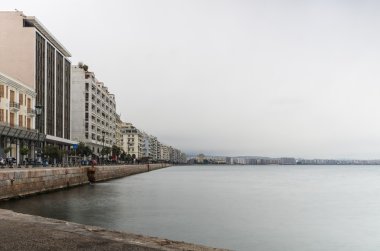     Selanik, Yunanistan, waterfront bir bulutlu gökyüzü altında 