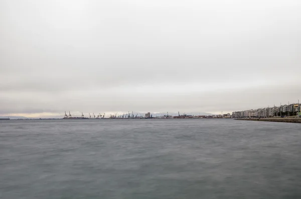 O waterfront de Thessaloniki, Greece, sob um céu cloudy — Fotografia de Stock