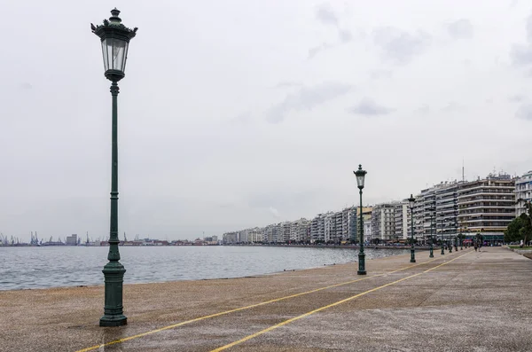 Selanik, Yunanistan, waterfront bir bulutlu gökyüzü altında