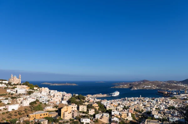 Sett fra Ermoupolis, hovedstaden på Syros, Kykladene, Hellas – stockfoto