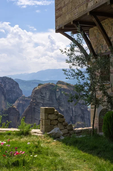 Dentro do pátio de um mosteiro em Meteora, Grécia — Fotografia de Stock