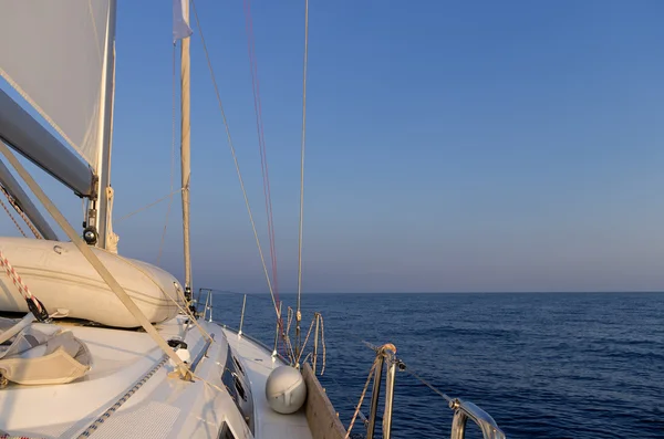 Navegando en el mar Egeo, Grecia, justo antes del atardecer — Foto de Stock