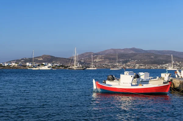 Barche e yacht in Antipastos, Cicladi, Grecia — Foto Stock