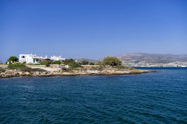 Costa rocosa y casas blancas en la isla de Antiparos, Grecia — Foto de Stock