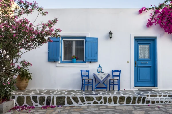 ANTIPAROS Island, Yunanistan küçük bir geleneksel evin cephe