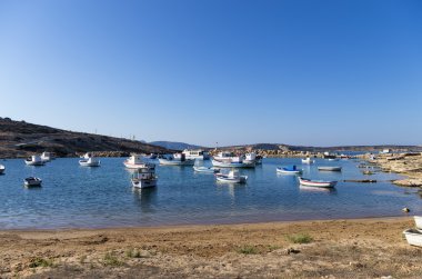 Küçük bir Körfez Ano Koufonisi Adası, Kiklad Adaları, Yunanistan'ın tekneler