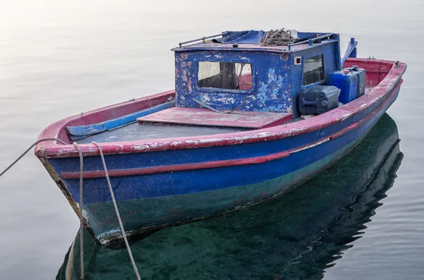 Pequeño barco de pesca en la isla de Meganisi, Grecia — Foto de Stock