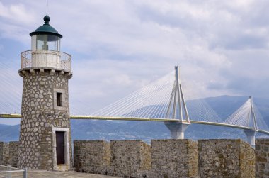 eski yeni, yaşlı deniz feneri modern kablo köprüye karşı karşı