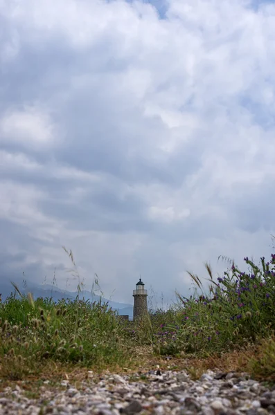 Dramatischer bewölkter Himmel über einem alten Leuchtturm, in antirrio, patra, Griechenland — Stockfoto