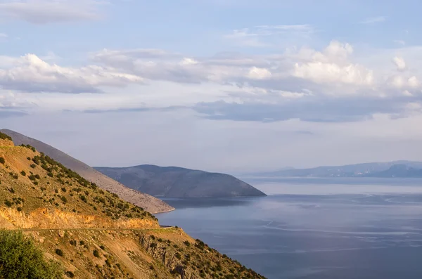 从山顶到附近的海面，Itea，希腊，黄昏的惊人观点 — 图库照片