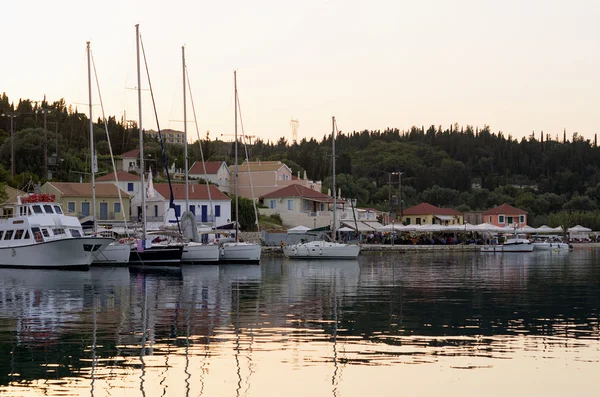 Прекрасный залив Фискардо, остров Кефалония, Греция, в сумерках — стоковое фото