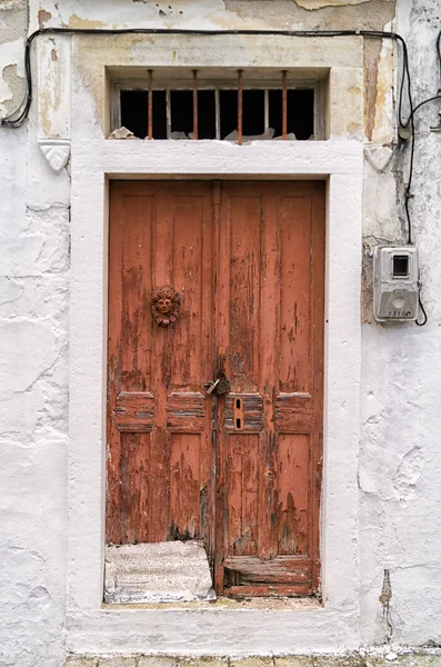 Puerta de madera vieja de una casa vieja en la isla de Paxoi, Grecia — Foto de Stock